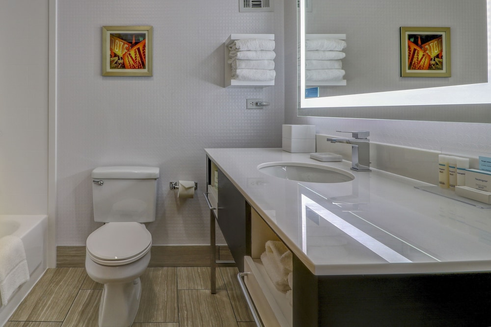 Room, 1 King Bed, Non Smoking (Conference Suite) - Photo 6