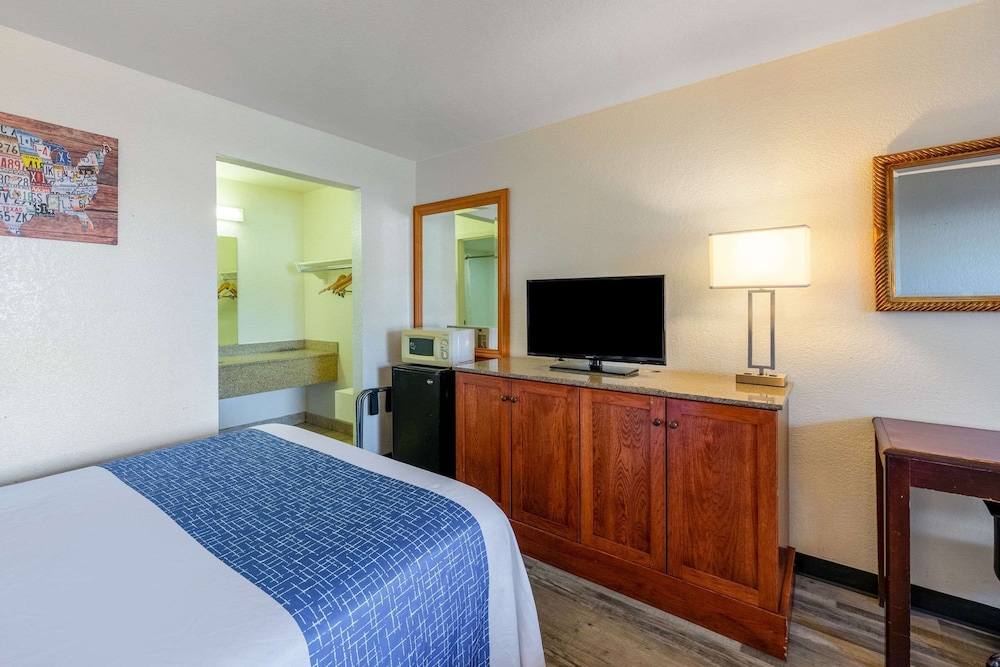 Standard Room, 2 Queen Beds, Smoking - Photo 2