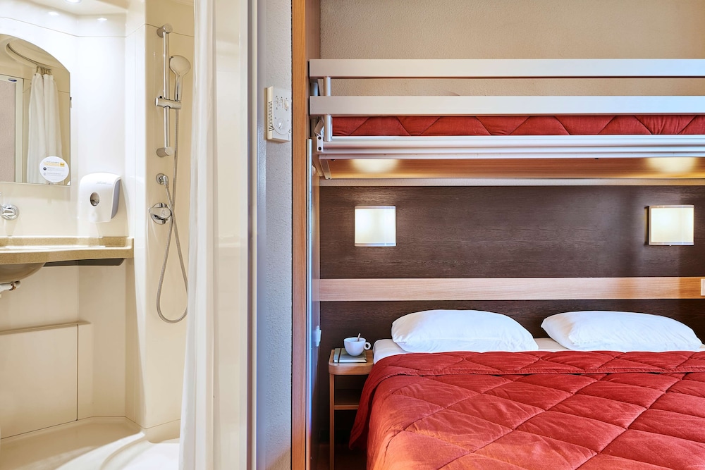 Standard Room, Multiple Beds (1 Double and 1 Single bed) - Photo 3