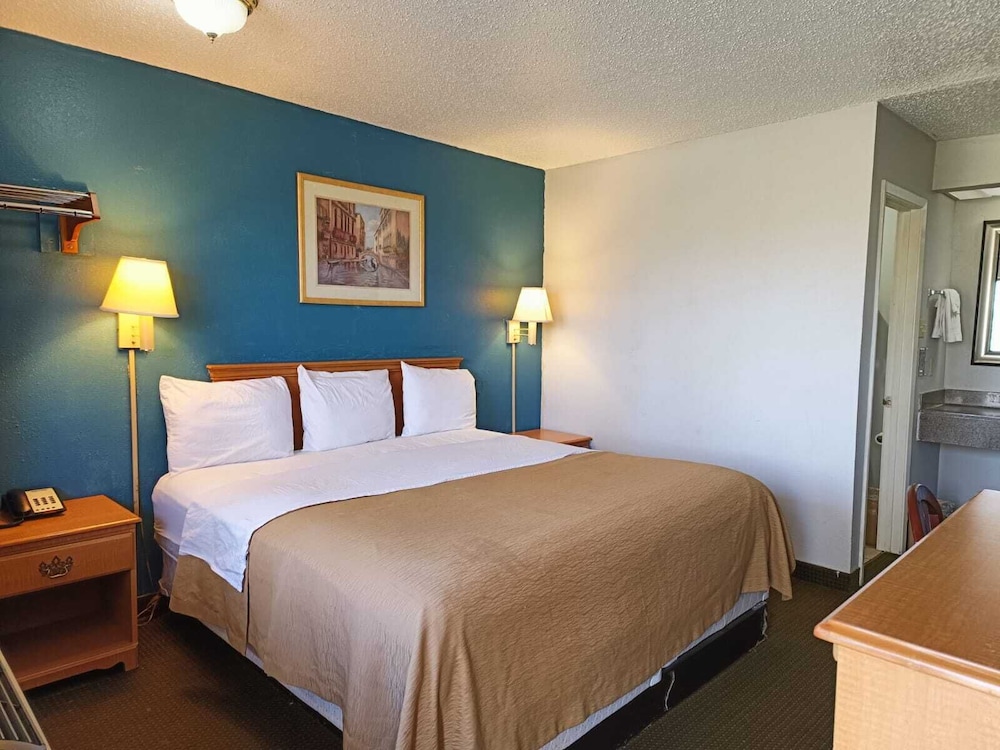 Room, 1 King Bed, Non Smoking - Photo 4