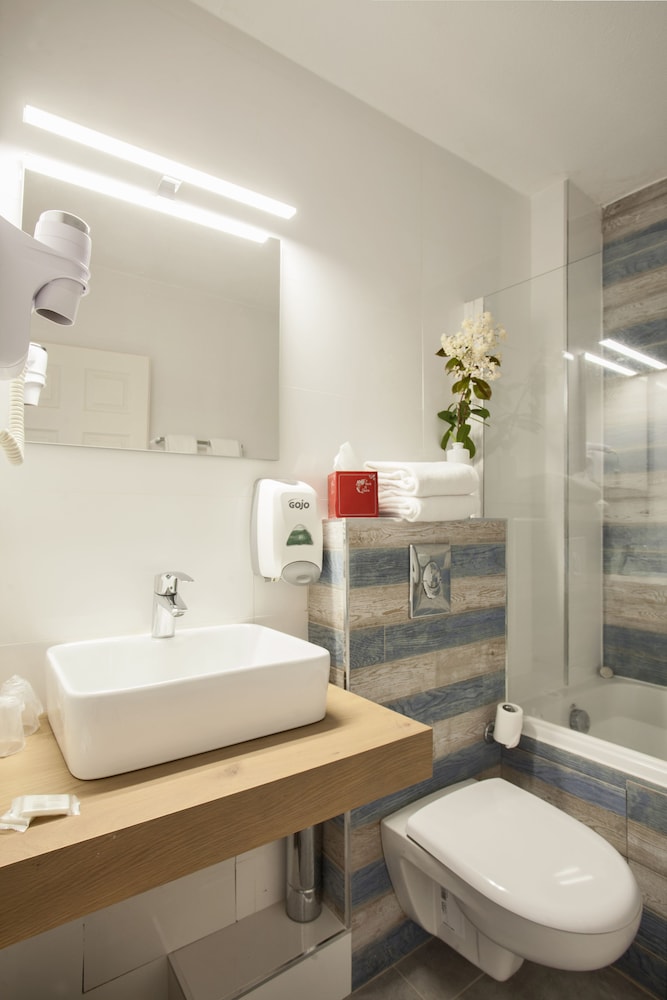 Chambre Quadruple, vue rue - Photo 2