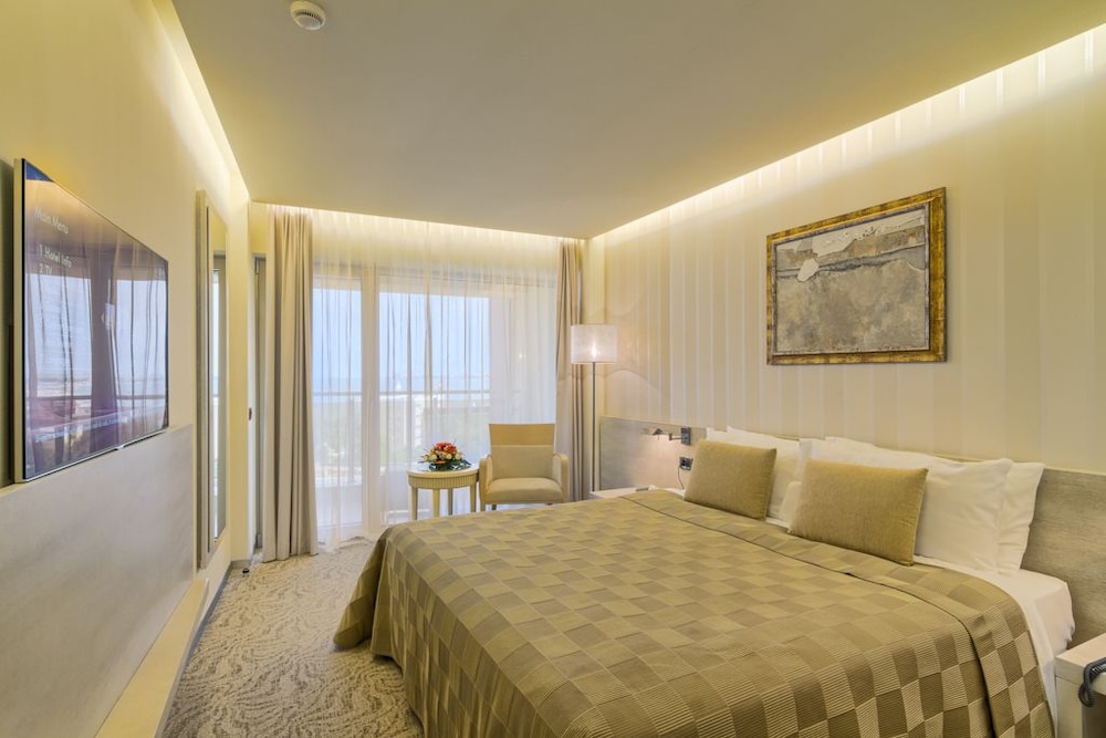 Double Room (with Balcony and Lateral Sea View)