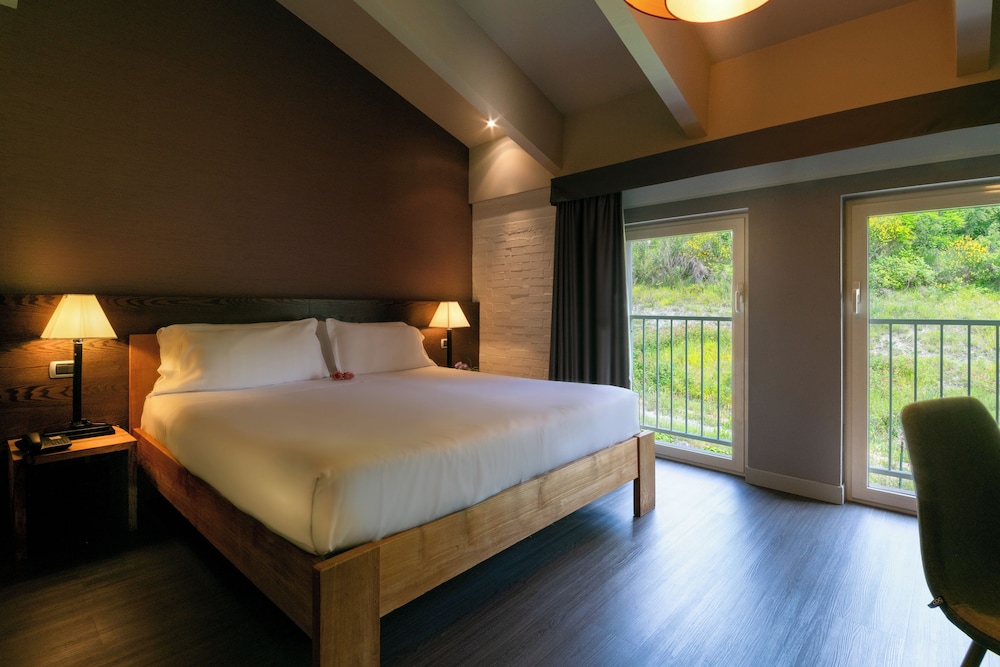 Economy Double Room Single Use, 1 King Bed