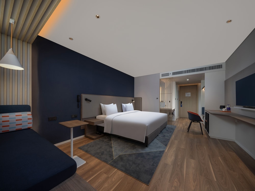 Standard Room, 1 King Bed (High Floor) thumbnail 5