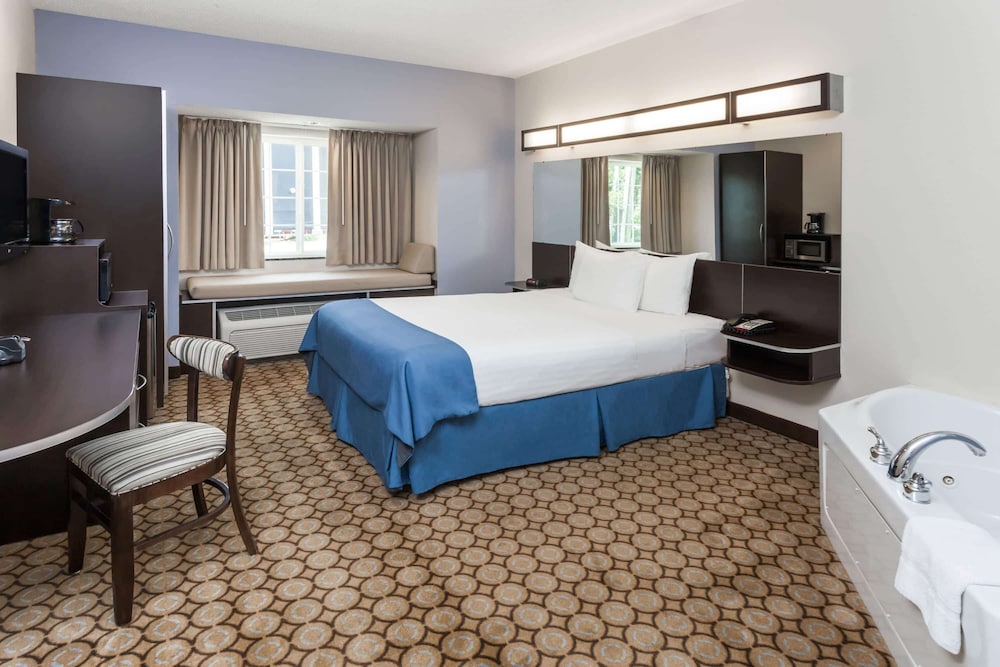 Deluxe Studio Suite, 1 Queen Bed, Non Smoking - Photo 6