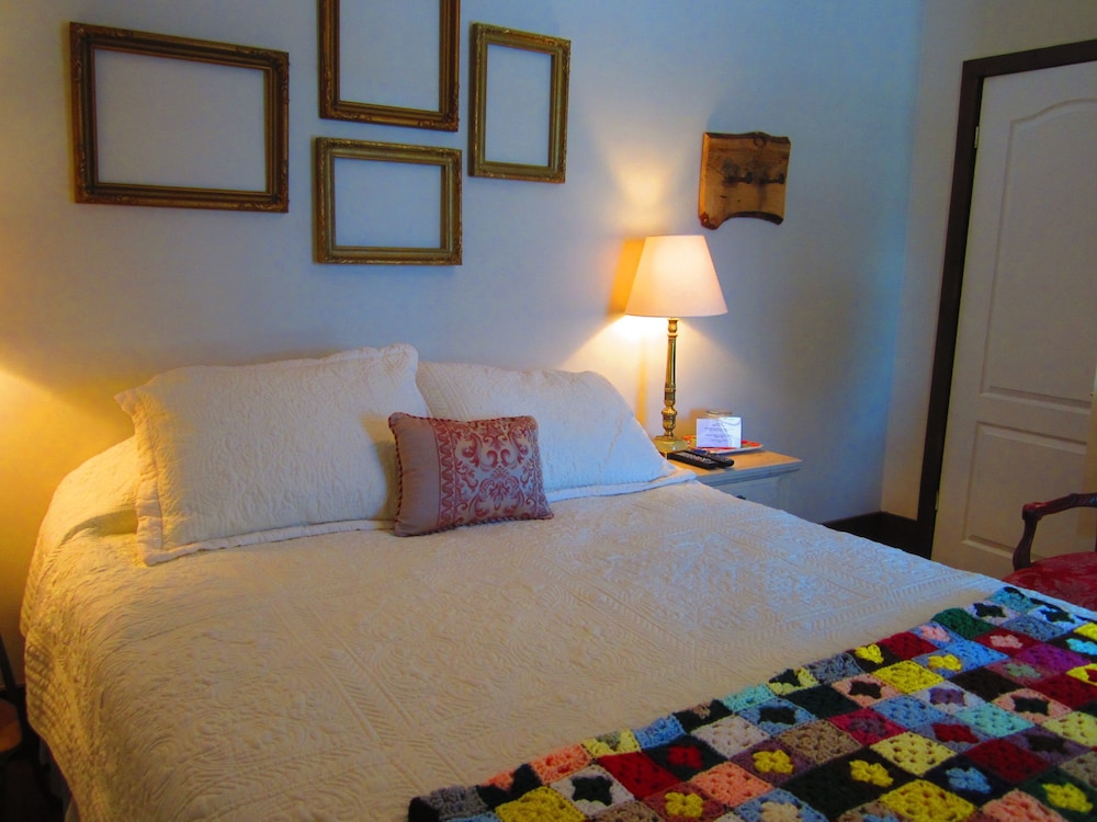 Standard Room, 1 Queen Bed, Shared Bathroom (Room 3) photo 3