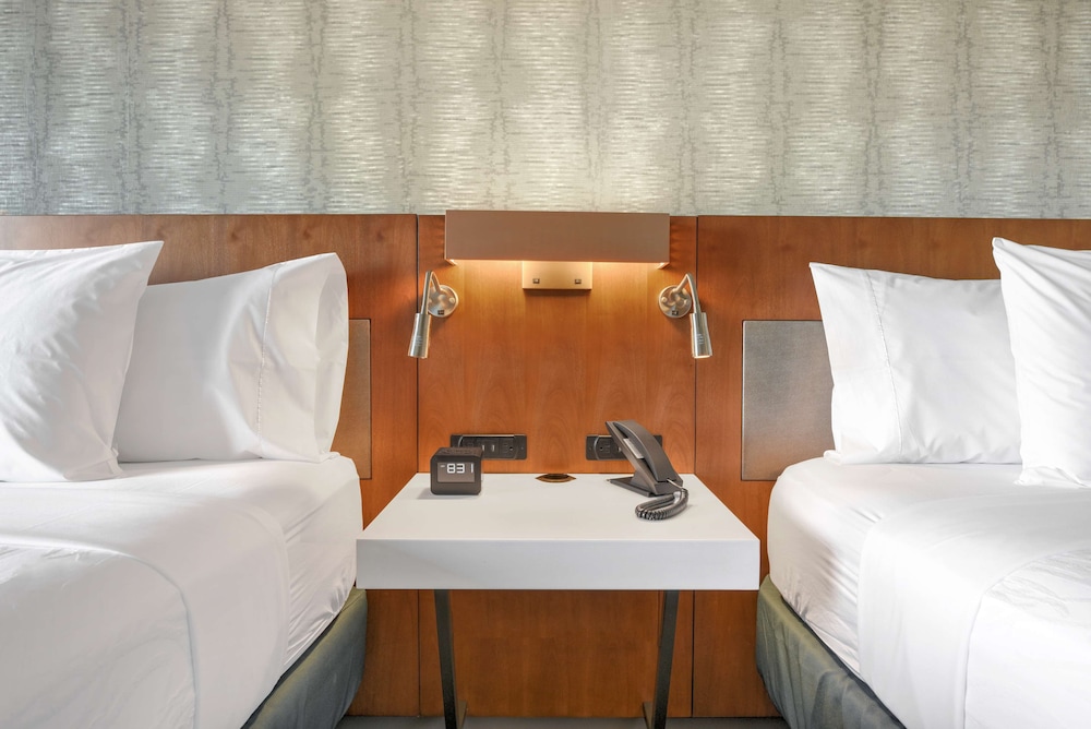 Room, 2 Queen Beds, Accessible, Bathtub - Photo 4