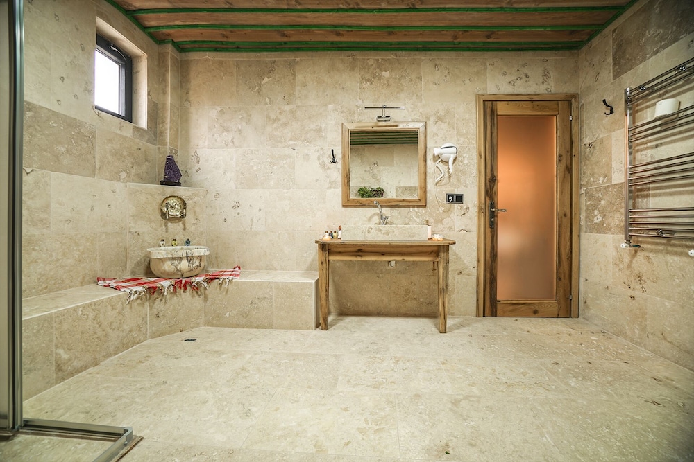 Deluxe Studio Suite, 1 King Bed, Jetted Tub, Garden Area - Photo 9