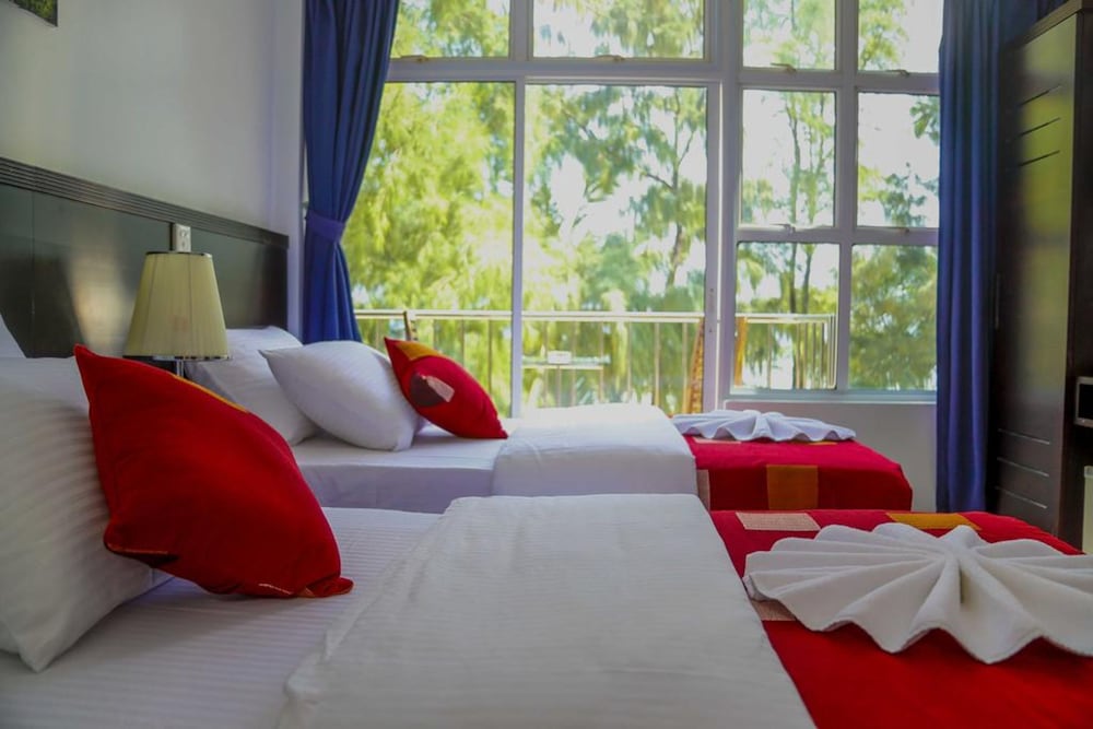 Deluxe Twin Room, 2 Twin Beds, Beach View photo 3