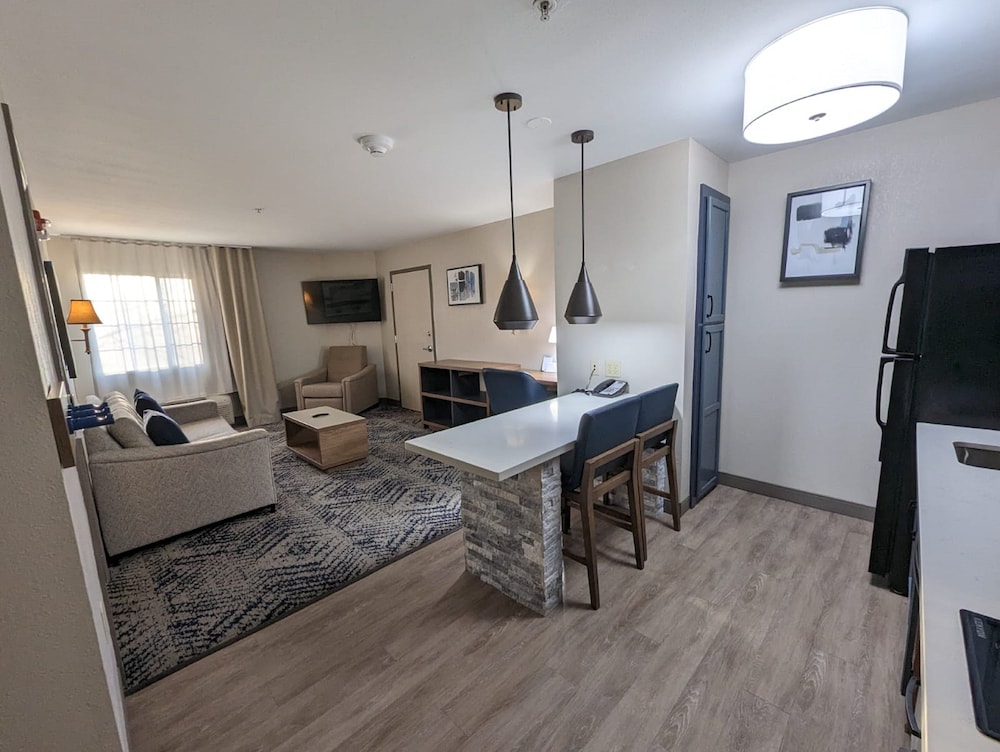 Suite, 1 Bedroom, Accessible (Accessible Tub) - Photo 7
