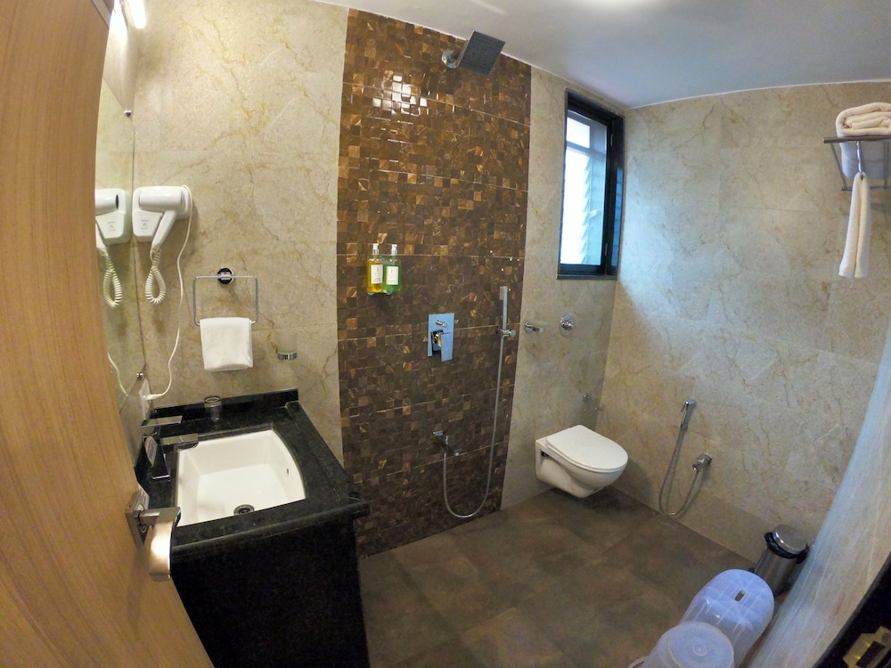 Deluxe Room - Photo 5
