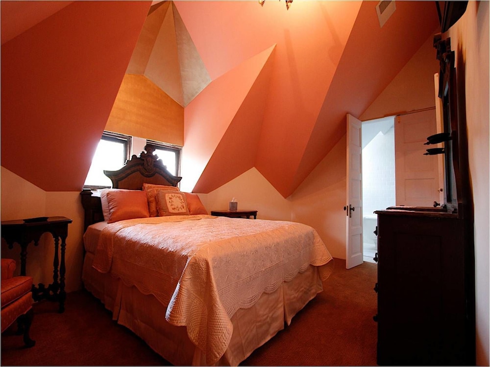 Family Triple Room, Ensuite (Vulcan Vista Suite)