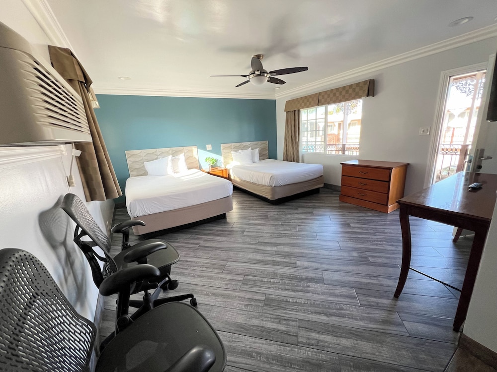 Room, 2 Queen Beds, Non Smoking, Kitchen