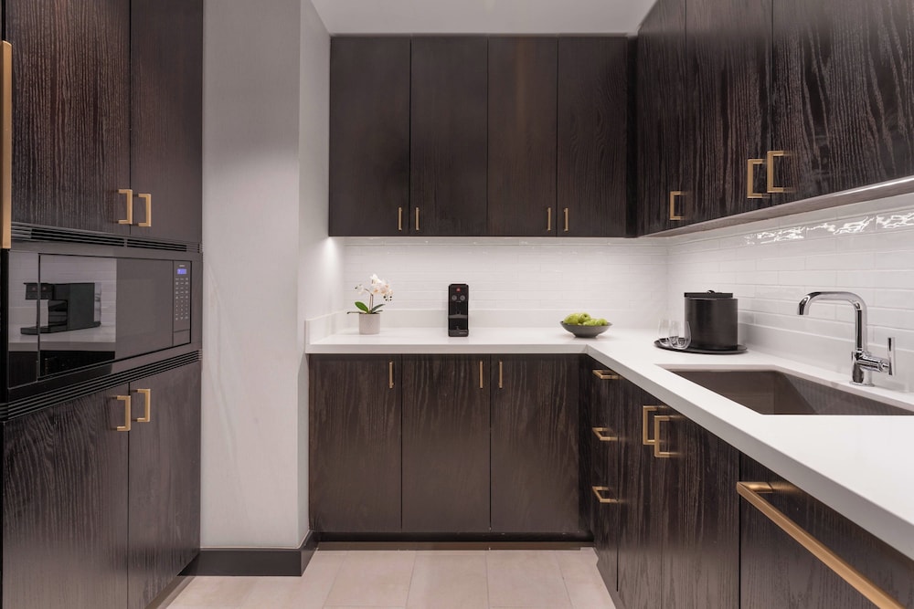 JW Marriott, Suite, 1 King, Partial Bay View, Corner Room