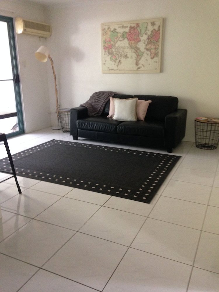 Deluxe Twin Apartment - Downstairs thumbnail 5