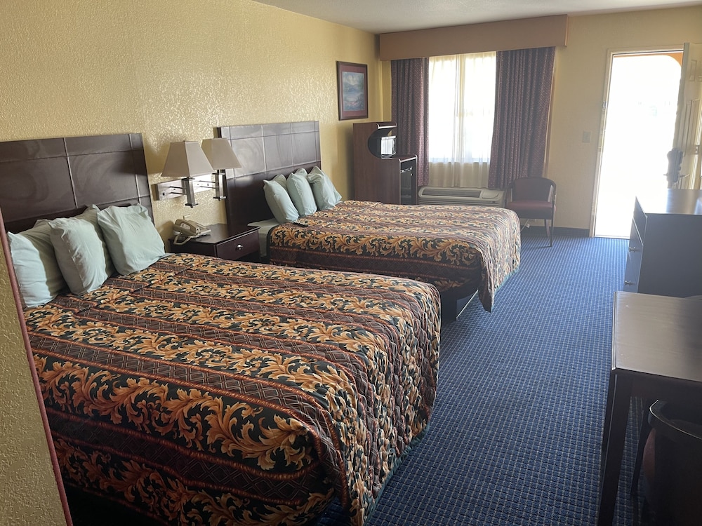 Standard Room, 2 Queen Beds photo 3