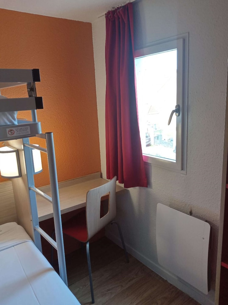 Standard Room, 3 Twin Beds - Photo 8