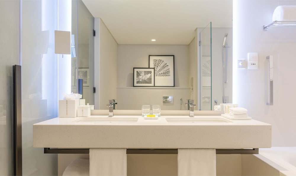 Deluxe Suite, 1 Bedroom, Smoking, Balcony - Photo 3