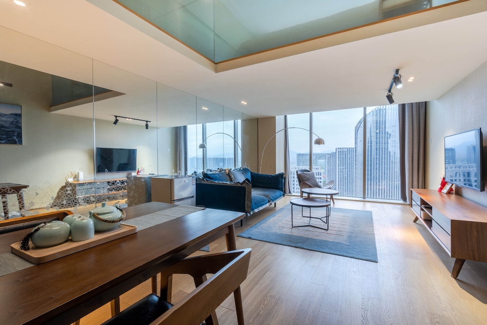 LOFT Senior Suite