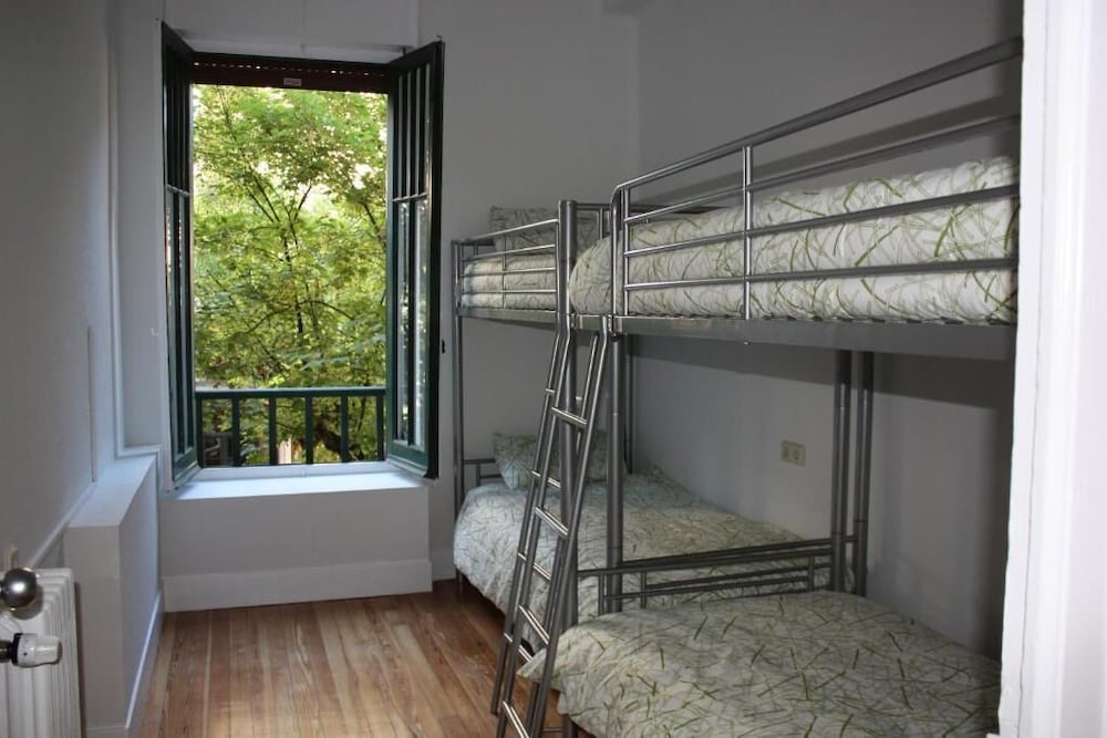 Dormitorio Compartido, Dormitorio Mixto, Baño Compartido (1 cama en Dormitorio de 4 Camas)
