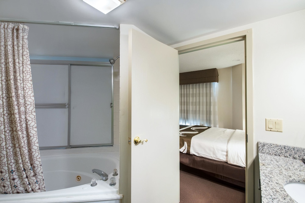 Suite, 1 King Bed with Sofa bed, Non Smoking - Photo 4