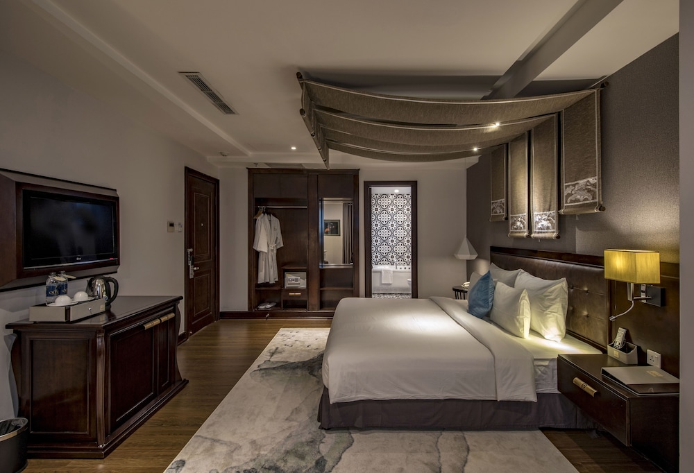 Odys Premium King Room with Complimentary Afternoon Tea & Minibar