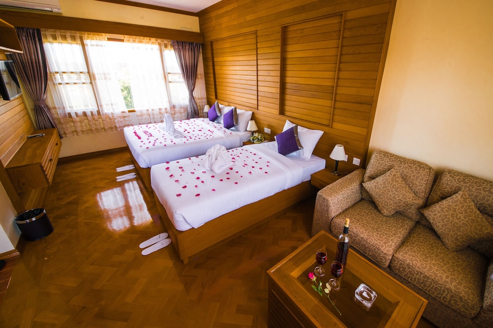 Deluxe Twin Room with Pool View photo 2