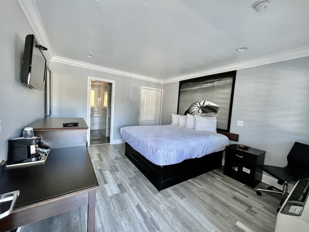 Basic Room, 1 King Bed - Photo 2