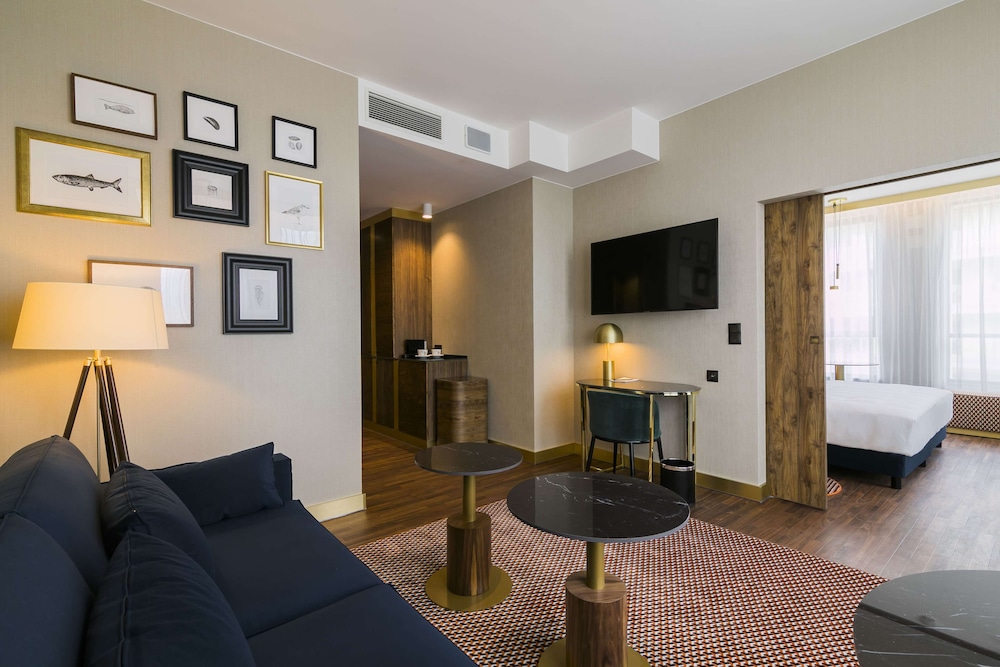 Suite, 1 Bedroom - Photo 7