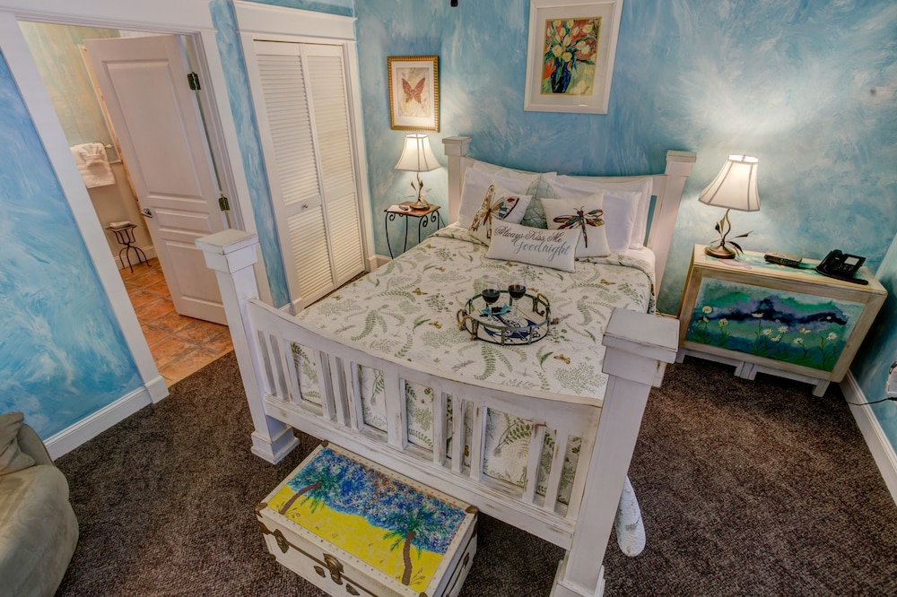 Deluxe Room, 1 King Bed, Jetted Tub (No pets allowed) photo 1