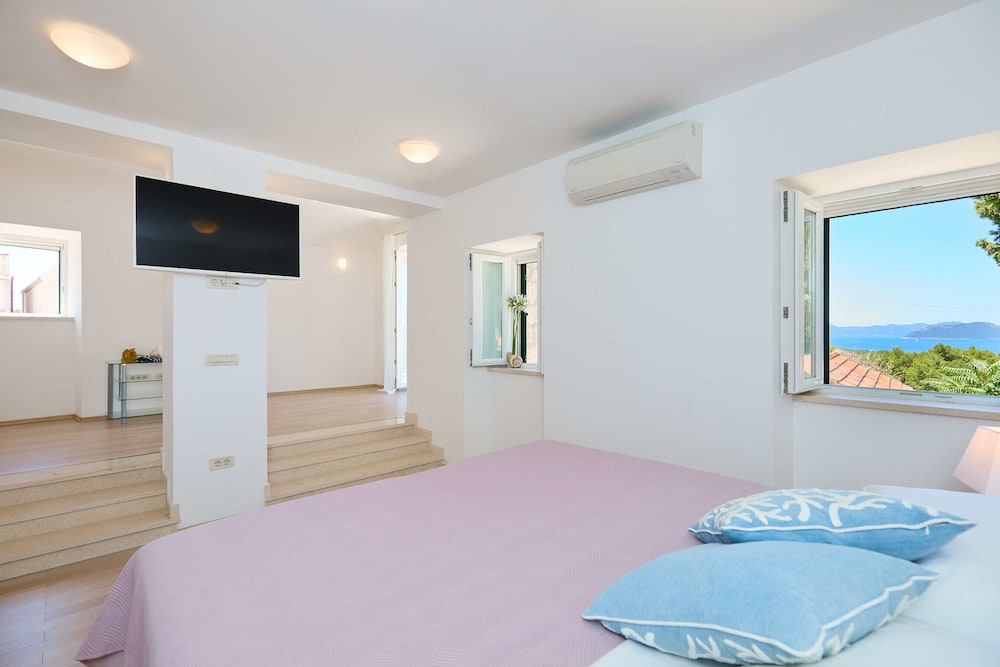 Villa (6 Bedrooms)