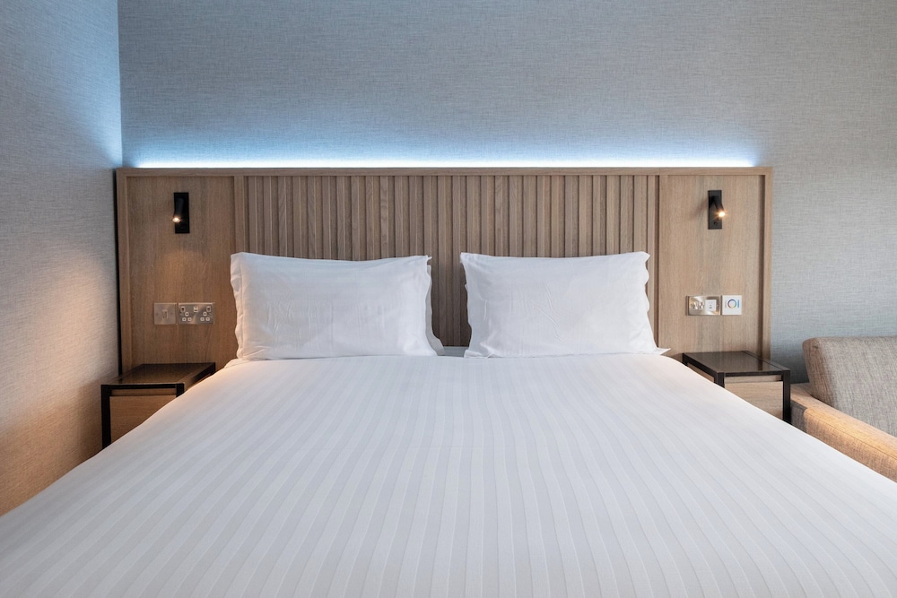 Deluxe Suite, 1 King Bed, Balcony (Super King, Quay View) photo 2
