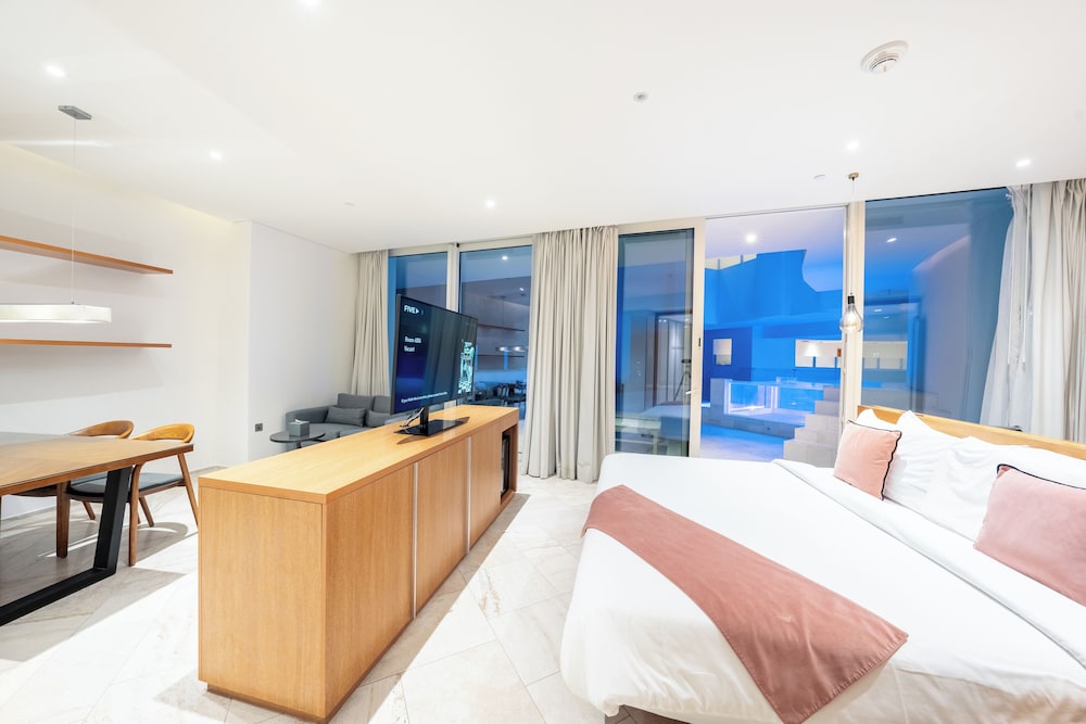 Master Suite w/Pool