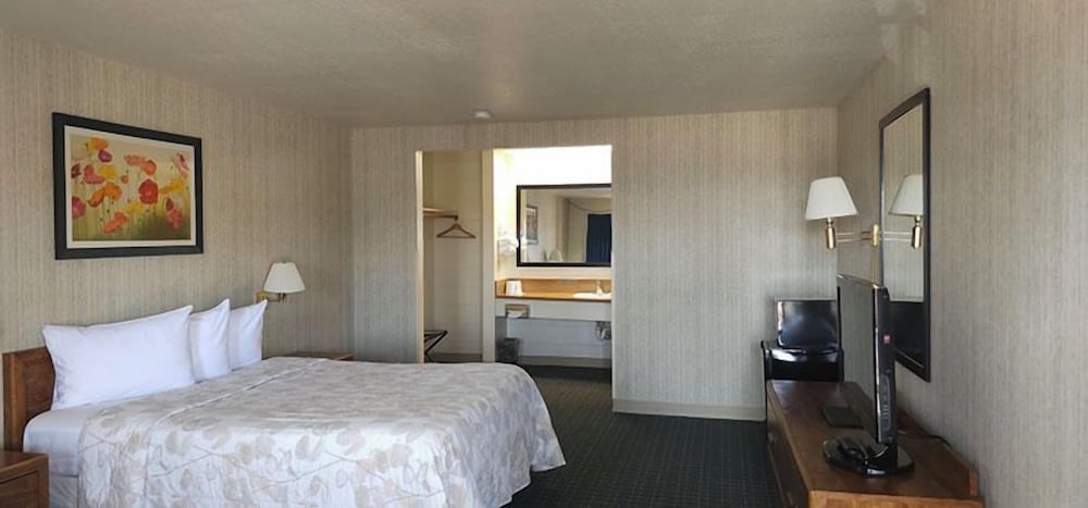 Standard Room, 1 Queen Bed photo 1