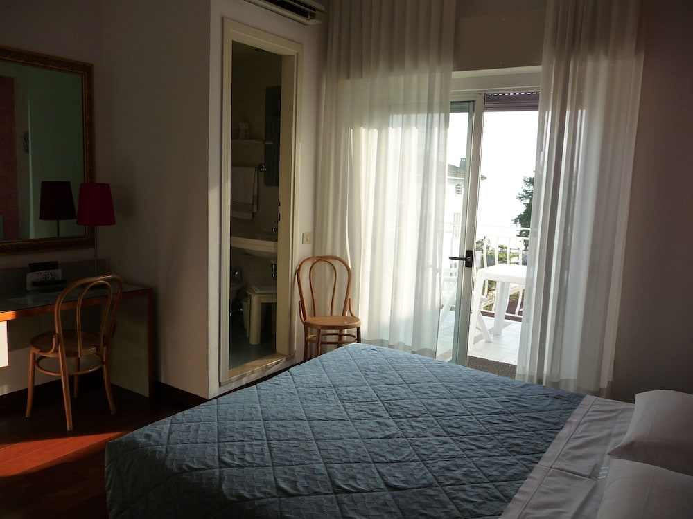 Double or Twin Room, Lake View photo 1
