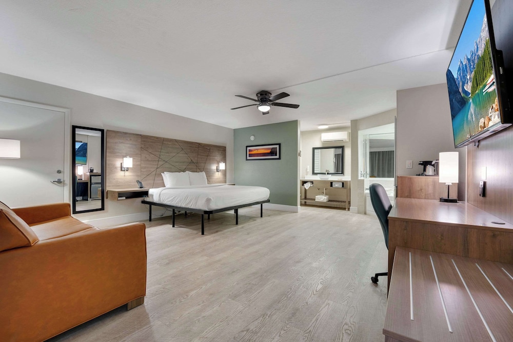 Suite, 1 King Bed, Non Smoking, Hot Tub - Photo 12