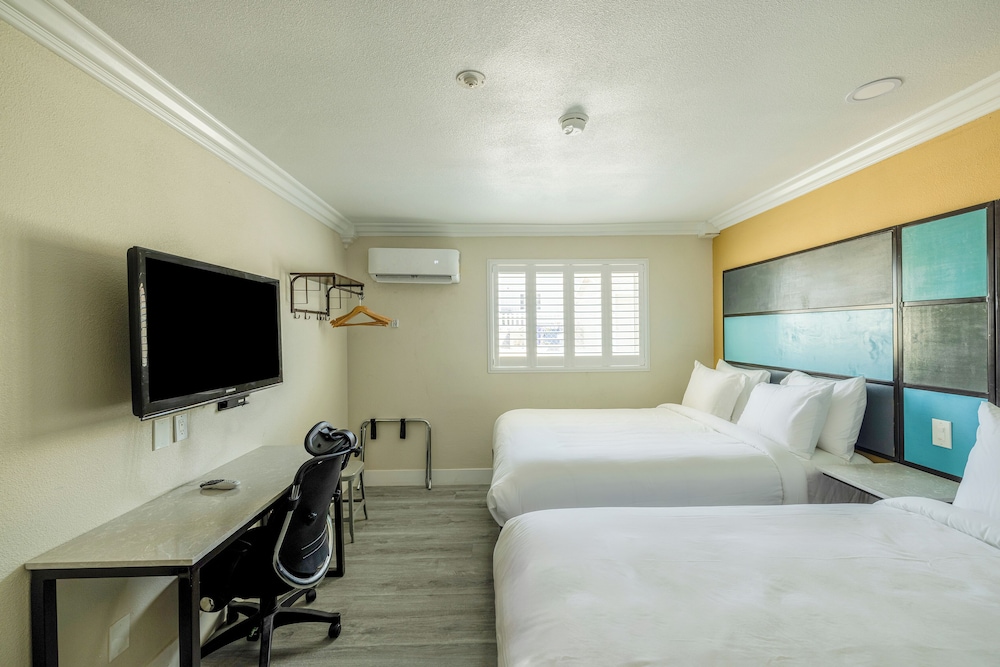 Room, 2 Queen Beds, Accessible Bathtub, Non Smoking - Photo 4