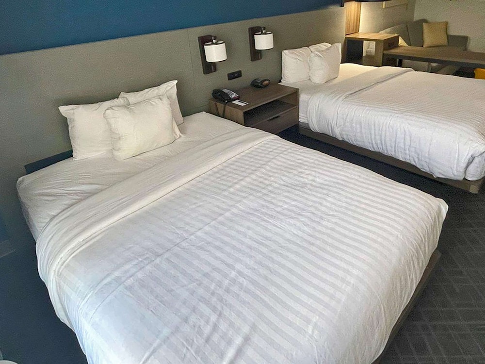 Suite, Multiple Beds, Non Smoking - Photo 4