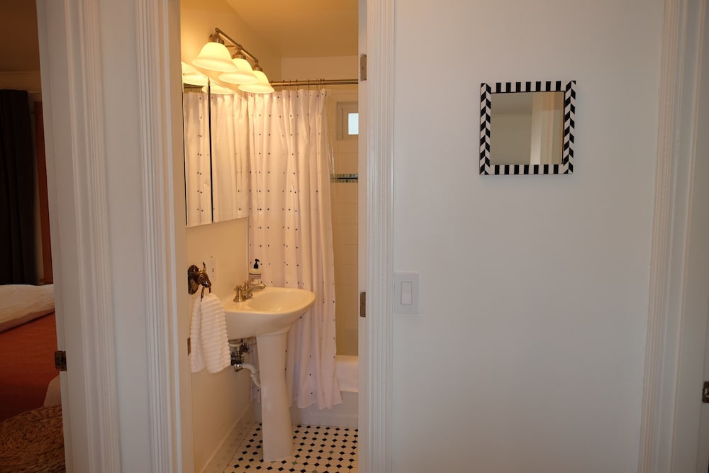 Design Double Room, 1 Double Bed, Shared Bathroom photo 2