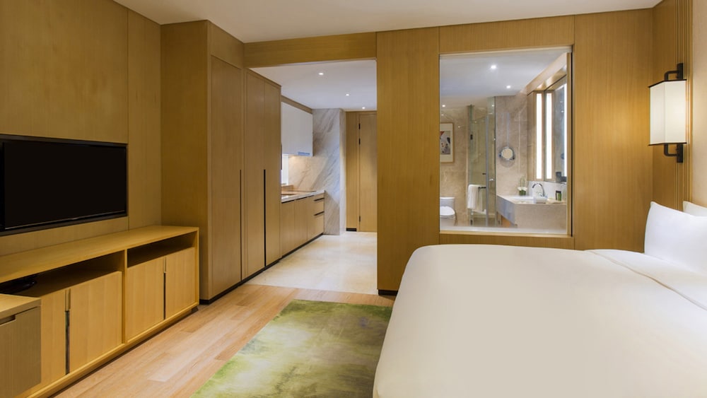 Standard Room, 1 King Bed photo 2