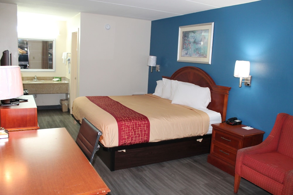 Room, 1 King Bed, Smoking - Photo 2