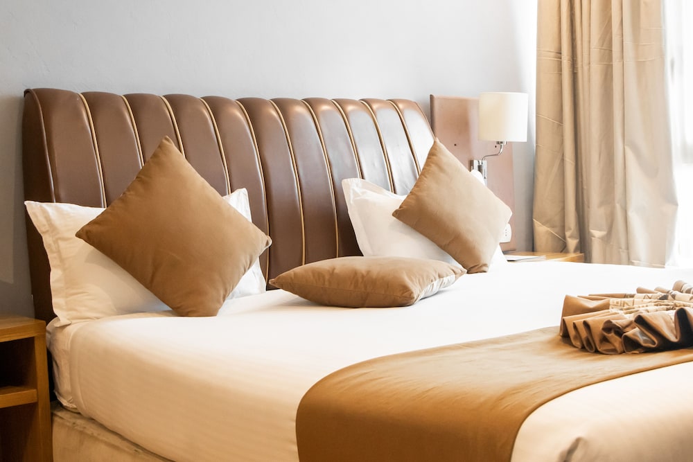 Deluxe Studio, 1 Queen Bed, City View photo 2