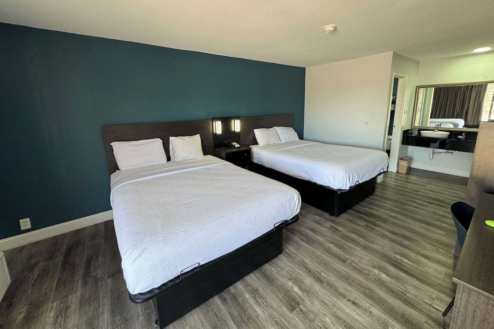 Standard Room, 2 Queen Beds, Non Smoking photo 1
