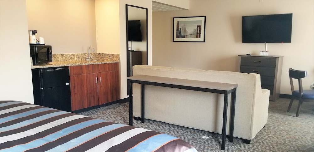 Suite, 1 King Bed - Photo 1