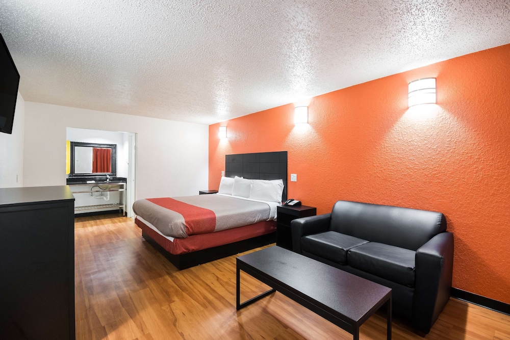Deluxe Room, 1 King Bed, Smoking, Refrigerator & Microwave - Photo 3
