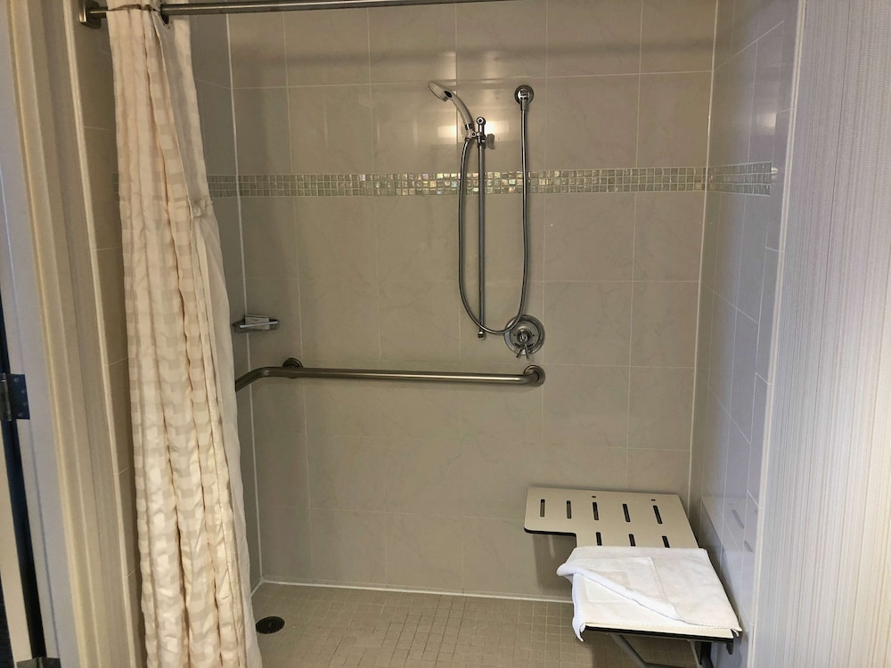 Room, 2 Double Beds, Accessible (Roll-in Shower) photo 2