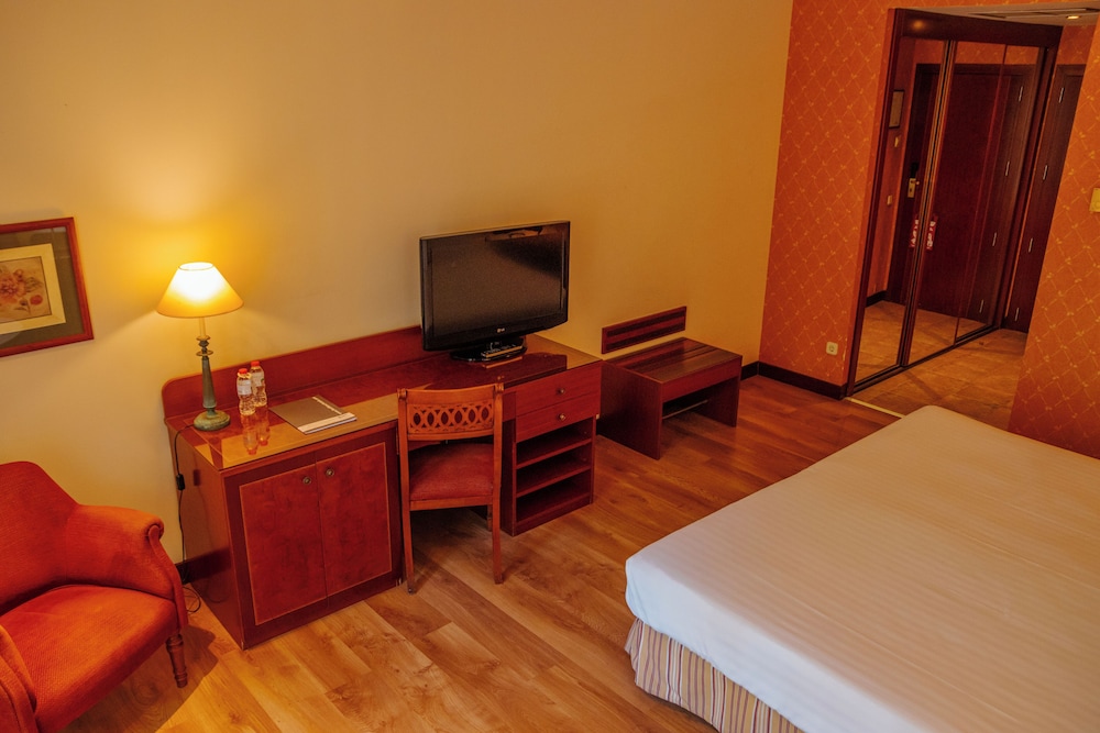 Deluxe Double or Twin Room, Balcony - Photo 4
