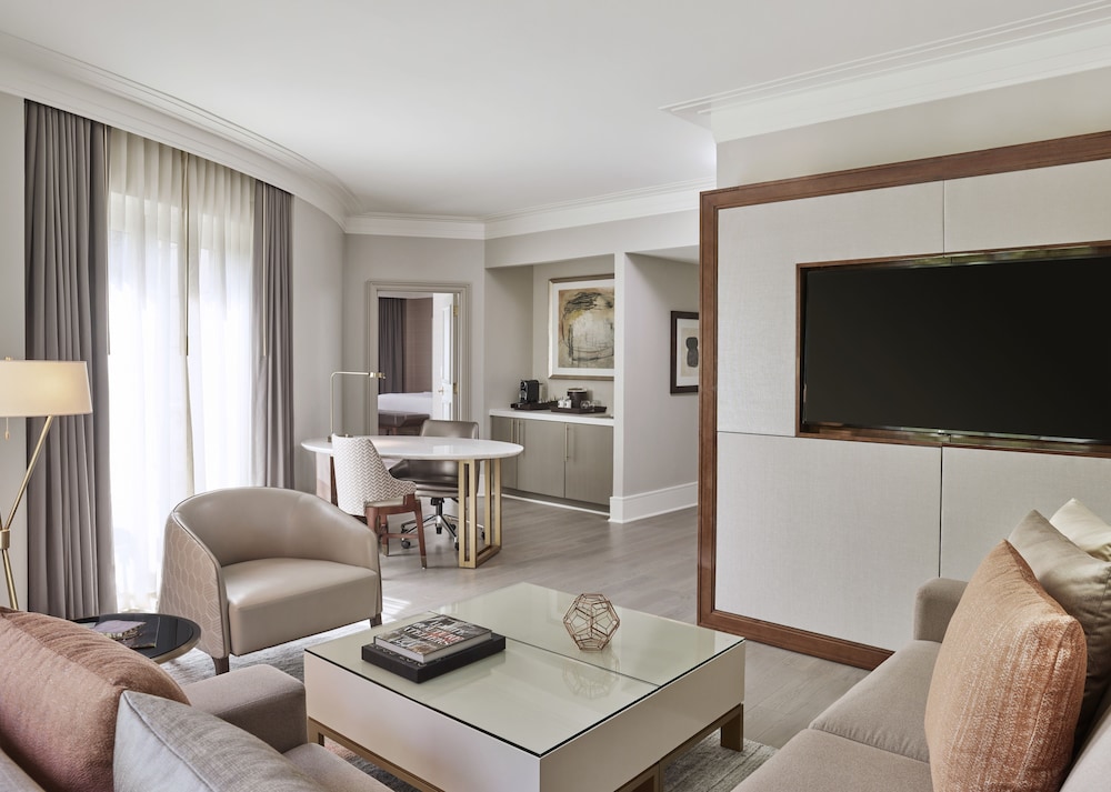 Suite (Metropolitan) - Photo 1