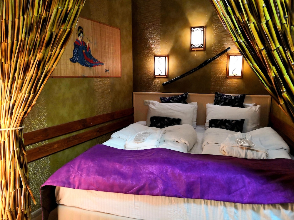 Standard Triple Room, 1 King Bed with Sofa bed, Park View photo 3