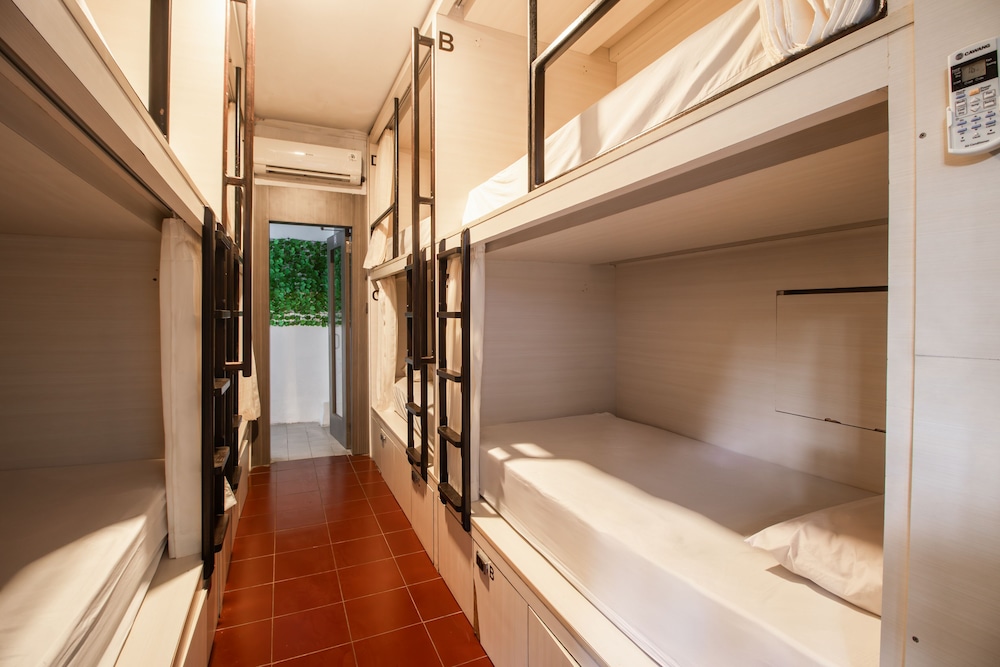 Shared Dormitory, Men only